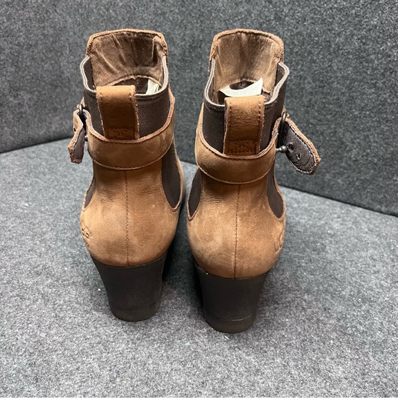UGG Women's Indra waterproof wedge boot in the stout color and size 9.5 - Picture 7 of 10